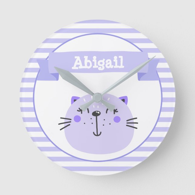 Cute Purple Cat | Personalized Nursery or Kids' Runde Wanduhr (Vorderseite)