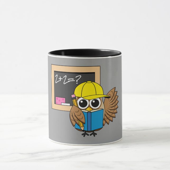 Cute School Student Owl Cartoon Tasse (Zentrum)