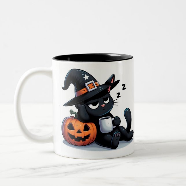 Cute Sleepy Witch Cat & Pumpkin Halloween  Zweifarbige Tasse (Links)