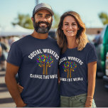 Cute Social Work Quote T-Shirt<br><div class="desc">Sozialarbeiter verändern die Welt als inspirierendes Geschenk. Ein niedliches motivierend soziales Werk Zitat geschrieben um einen wunderschönen Baum von Regenbogen-Blätter.</div>