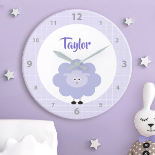 Cute Sweet Purple Lamb Kids Nursery Custom Name Runde Wanduhr