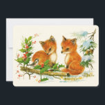 Cute Vintage Foxes Retro Christmas Feiertagskarte<br><div class="desc">Eine flache Karte mit einem herrlichen zeichn eines Füchselpaares mit einem freundlichen Vogel in der Nähe. Umgeben von Pinienbäumen und anderen Winterpflanzen.</div>