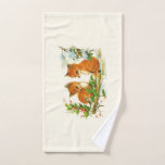Cute Vintage Foxes Retro Christmas Handtuch<br><div class="desc">Handtuch mit einem köstlichen zeichn eines Füchses mit einem freundlichen Vogel in der Nähe. Umgeben von Pinienbäumen und anderen Winterpflanzen.</div>