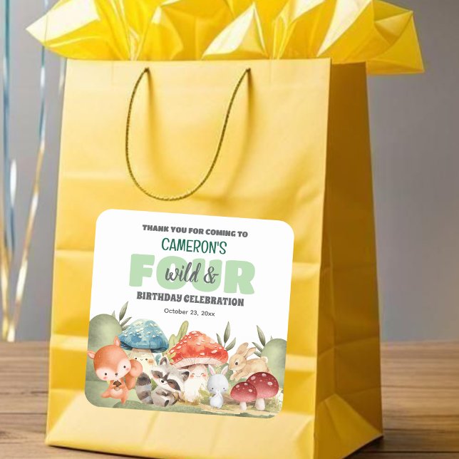Cute Woodland Animals 4th Birthday Party  Quadratischer Aufkleber (Von Creator hochgeladen)