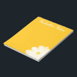 Cute yellow daisy flower personalized name floral notizblock<br><div class="desc">Cute yellow daisy flower personalized name floral note pads for home,  school,  wedding or office. Classy school and office supplies with personalized name or monogram. Personalizable blank writing paper notepads. Unique gift idea for teachers,  co-worker,  employee,  boss,  women,  girls etc.</div>