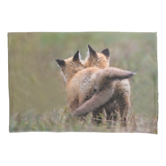 Cutest Baby Animals | Red Fox Kits Locking Tails Kissenbezug (Vorderseite)