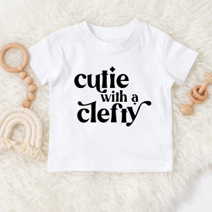 Cutie avec un T-shirt bébé très propre
