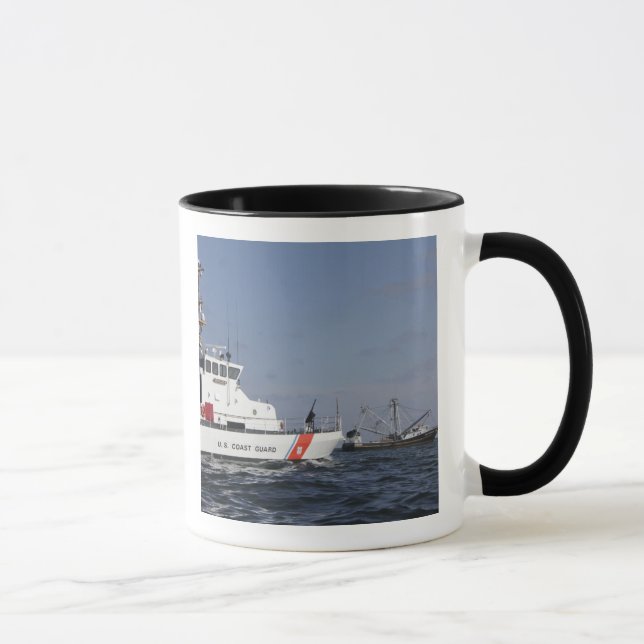 Cutter Marlin von der US-Küstenwache kontrolliert  Tasse (Rechts)