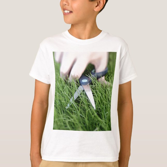 Cutting the grass with a pair of scissors T-Shirt (Vorderseite)