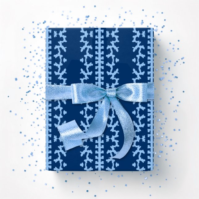 Cutwork-Ranke in Blau Indigo Geschenkpapier (Von Creator hochgeladen)