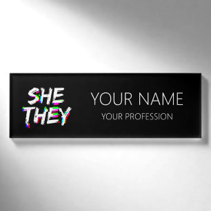Cyber Glitch Sie sie Pronouns Namenschild