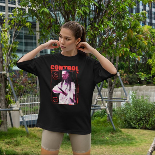 Cyborg-Mann mit Schwert T-Shirt (Von Creator hochgeladen)