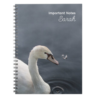 Cygne blanc sur le lac Carnet personnalisé