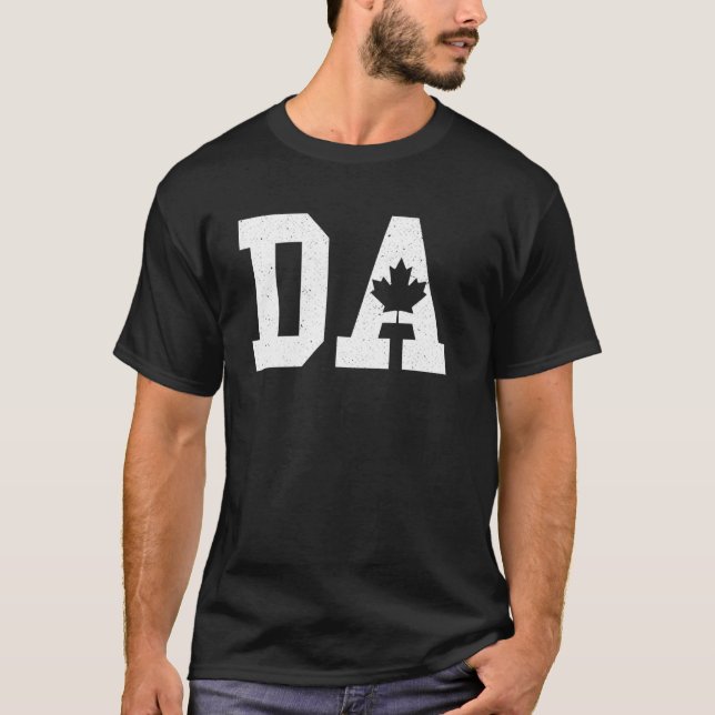 DA Letter D and A Hauptstadt Alphabet Canada Maple T-Shirt (Vorderseite)