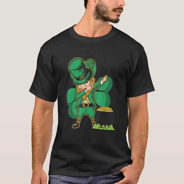 Dabbing Cobalt with clover leaf and pot of gold T-Shirt (Vorderseite)