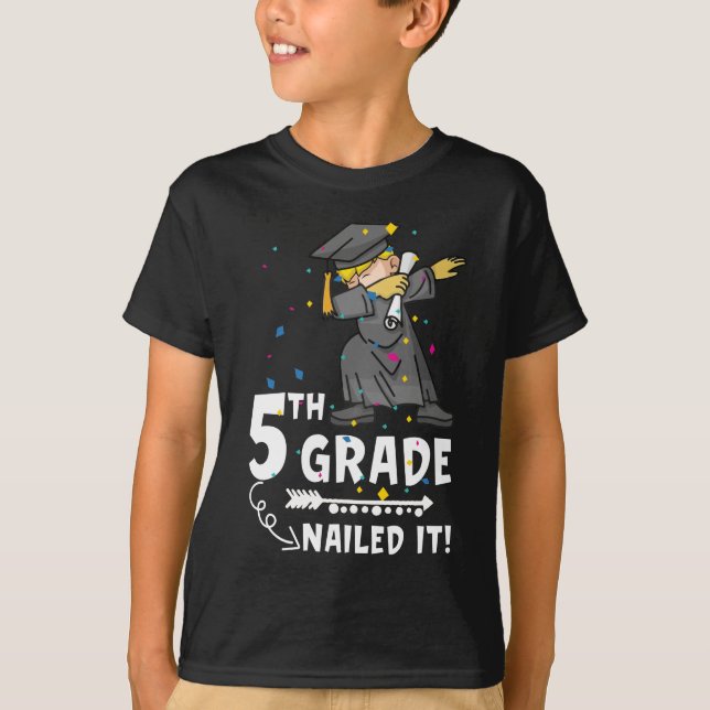 Dabbing Graduation Boy 5th Grade Class Of 2022 T-Shirt (Vorderseite)