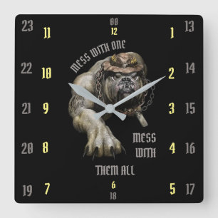 DABEI MESS MIT EINEM MESS MIT IHNEN ALLE QUADRATISCHE WANDUHR