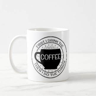D'abord je bois du café alors que je fais la tasse