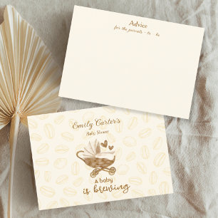 D'accompagnement Un bébé brasse une carte de conseil en café Baby s