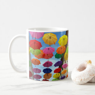 Dach aus Regenschirmen Kaffeetasse