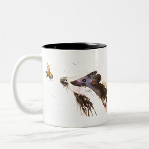 Dachs und eine Hummelbiene Zweifarbige Tasse