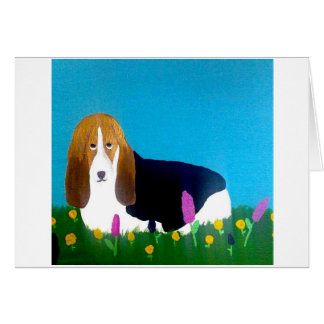 Dachshund auf einem Gebiet der Blumen