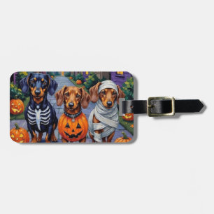 Dachshund-Hunde beim Trick-or-Treat an Halloween Gepäckanhänger