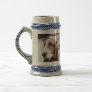 Dachshund-Jagdhund in der Weihnachtsmannmütze Bierglas