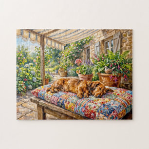 Dachshund ruht auf einer Patchwork-Gartenbank