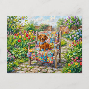 Dachshund sitzt auf patchwork-Gartenstuhl zwischen Postkarte