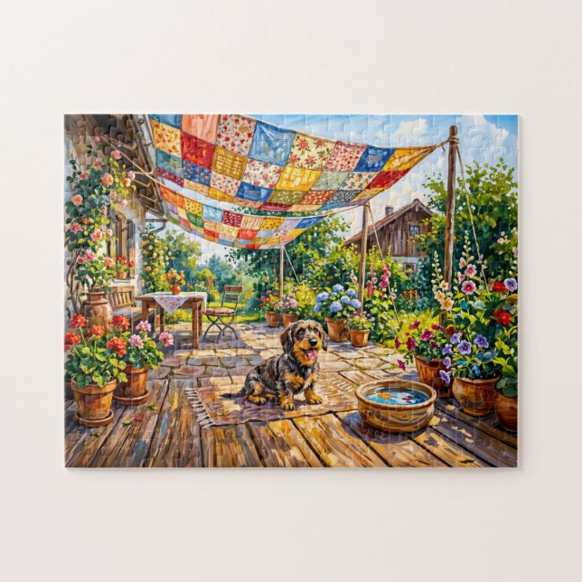 Dachshund sitzt unter farbenfrohem Patchwork-Garte (Horizontal)