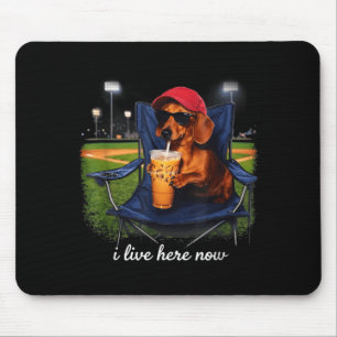 Dachshund trinkt Eiskaffee Baseballfeld live Mousepad