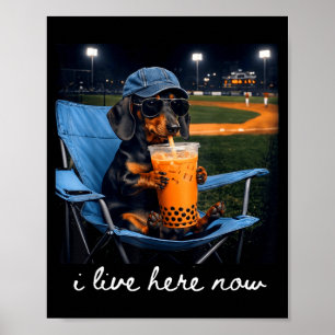 Dachshund trinkt Eiskaffee Baseballfeld live Poster
