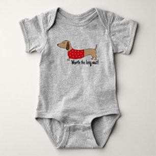 Dackel Baby mit dem Baby-Baby-Baby-Outfit Strampler