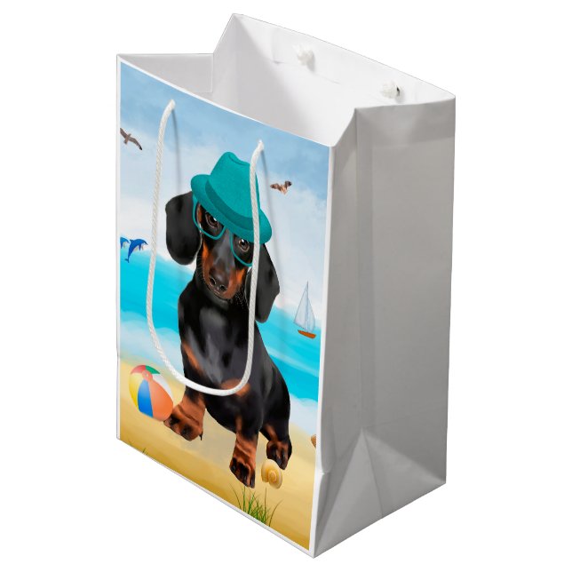 Dackel Dog on Beach Mittlere Geschenktüte (Vorderseite Schrägansicht)
