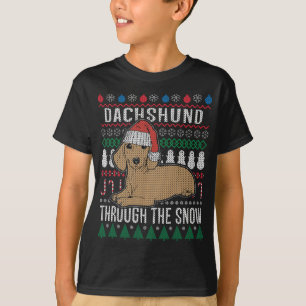 Dackel durch den schneebedeckten Weihnachtsschreib T-Shirt