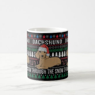 Dackel durch den schneebedeckten Weihnachtssüßer Kaffeetasse