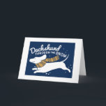 Dackel durch die Schnee-Feiertagskarte Feiertagskarte<br><div class="desc">Senden Sie ein wenig Spiel auf Wortwortspiel mit Ihren Feiertagsgrüßen!! Vervollkommnen Sie für Weihnachten, Chanukka, neues Jahr. Spaß für Tier- und Wortspielliebhaber!</div>