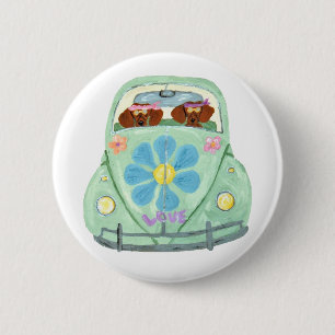 Dackel-Hippies in ihrem Blumen-Liebe-Mobile Button