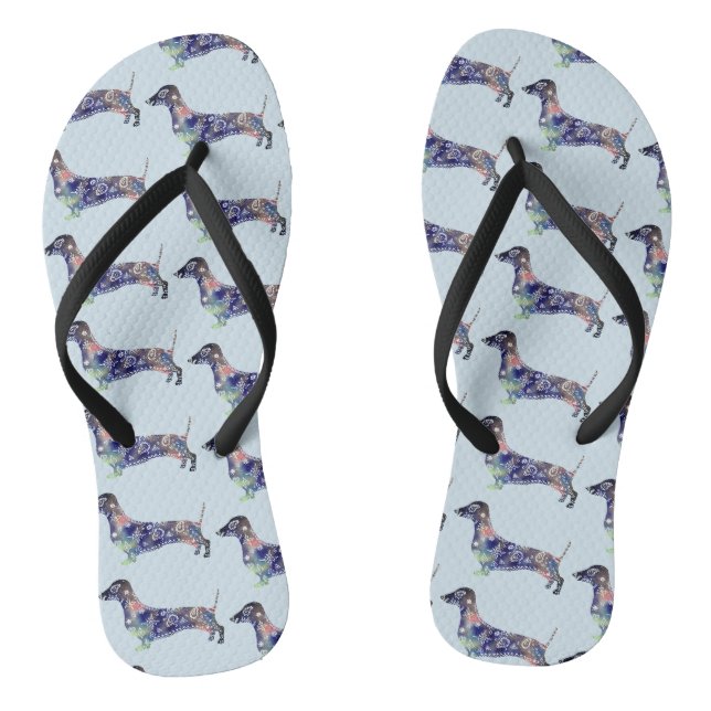 Dackel-Hund drehen Reinfälle um Flip Flops (Fußbett)