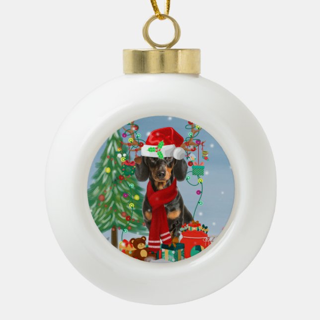Dackel Hund im Schnee mit Weihnachtsgeschenken Keramik Kugel-Ornament (Vorderseite)