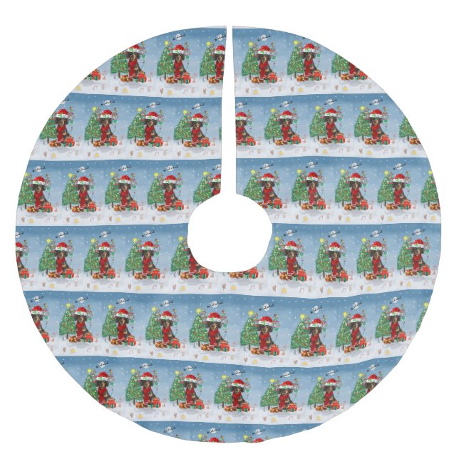 Dackel Hund im Schnee mit Weihnachtsgeschenken Polyester Weihnachtsbaumdecke (Vorderseite)