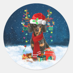Dackel Hund im Schnee mit Weihnachtsgeschenken Runder Aufkleber