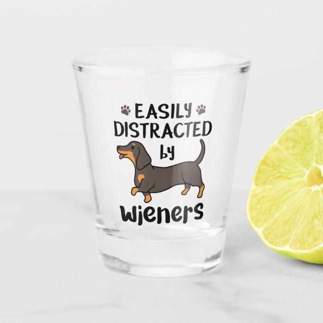 Dackel Hund leicht von Dackeln abgelenkt Schnapsglas (Vorderseite)