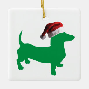 Dackel in Grün mit einem Weihnachtshut Keramikornament
