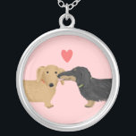 Dackel Kiss mit Herz | Dackel Dog Lover Versilberte Kette<br><div class="desc">Niedliche Dackel in Schwarz und Bräune und kurzhaarige Dackel mit Herz. Die Halskette eines bezaubernden Dackel-Hundeliebhabers ist ein Geschenk für jeden Hundebüt- oder Würstchen-Hundeliebhaber. Besuchen Sie Jenn's Doodle World für noch mehr Accessoires und Geschenke mit dieser lustigen Dackel Hundenkunst.</div>