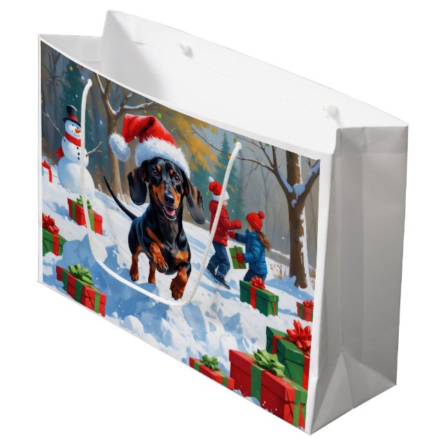 Dackel läuft im Schnee mit Weihnachtshut Große Geschenktüte (Vorderseite Schrägansicht)