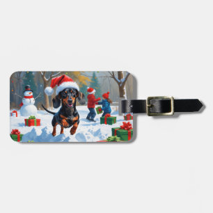 Dackel läuft im Schnee mit Weihnachtsmütze Gepäckanhänger