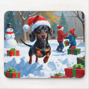 Dackel läuft im Schnee mit Weihnachtsmütze Mousepad