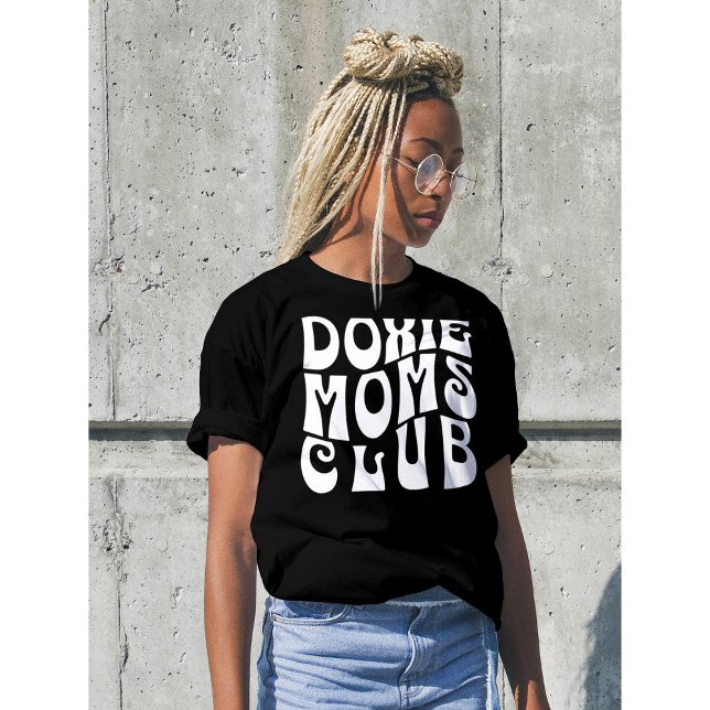 Dackel Mama Club Niedlich Retro Schriftart T-Shirt (Von Creator hochgeladen)